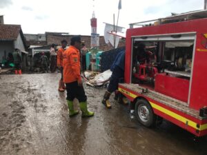 JEBOLNYA TPT SUNGAI CIGEDE 20 RUMAH DI KP LAMAJANG PEUNTAS RUSAK PARAH