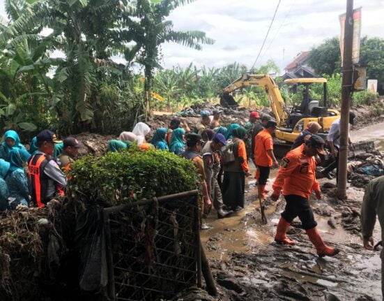 JEBOLNYA TPT SUNGAI CIGEDE 20 RUMAH DI KP LAMAJANG PEUNTAS RUSAK PARAH