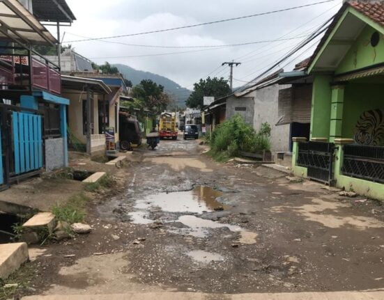 WARGA DESA JATISARI: KELUHKAN JALAN RUSAK MENGUNDANG KECELAKAAN BAGI PENGGUNA JALAN