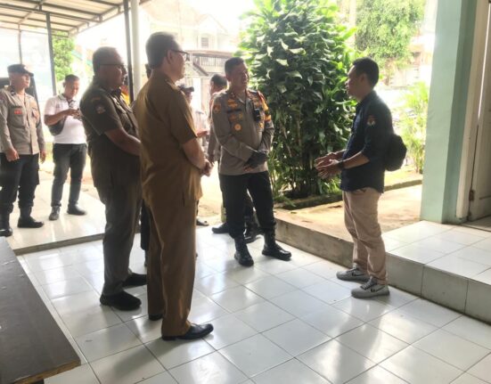 Waka Polresta Bandung AKBP MARULY PARDEDE, S.H. S.I.K., M.H. Pantau Kegiatan Rekapitulasi Perhitungan & Perolehan Suara Pemilu 2024