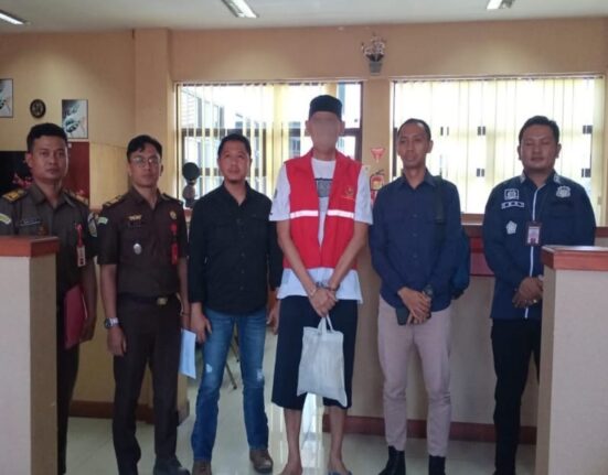 KEJAKSAAN NEGERI KAB BANDUNG TELAH PELAKSANAAN PENYERAHAN TERSANGKA RT DAN BARANG BUKTI (TAHAP 2)