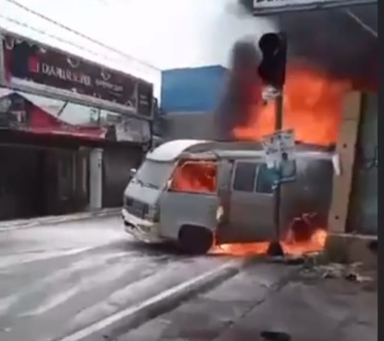 Rumah Milik Iit 5 Bulan Silam Terbakar Akibat Dari Salah Satu Mobil L300 Minibus Yang Di Modifikasi