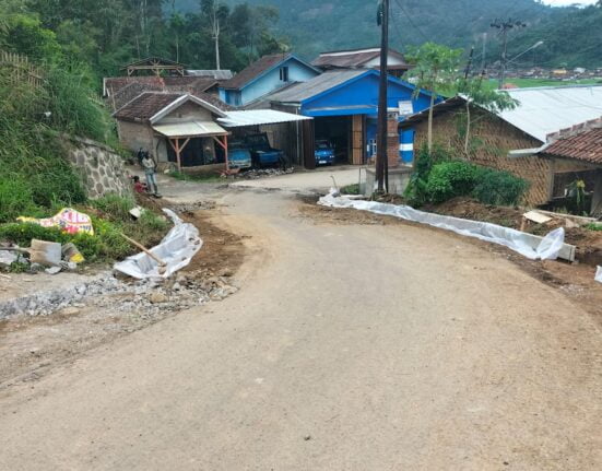 Maraknya Proyek Pembangunan Jalan Rabat Beton Di Kabupaten Bandung Tidak Di Lengkapi Papan Proyek