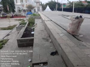 Lantai terlihat belum dibereskan