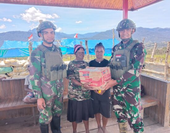 Satgas Yonif 323 Buaya Putih Kembali Membuat Masyarakat Papua Gembira