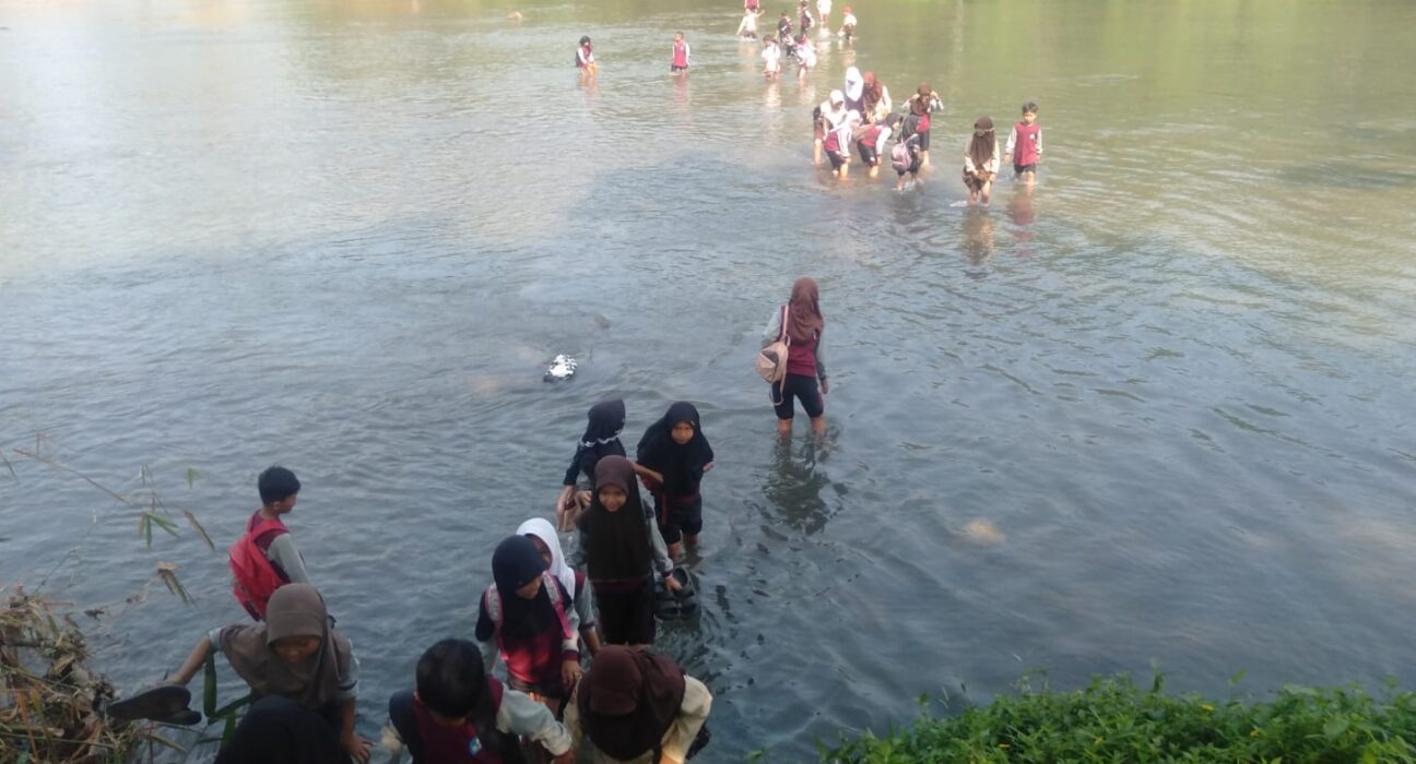 Guru SDN Sukalaksana Kec Sindang Barang Demi Keselamatan Gendong Anak Didiknya Nyebrang Sungai
