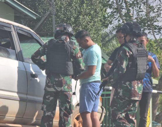 Satgas Pamtas RI-Malaysia Yonzipur 5/ABW Gelar Sweeping di Jalur Lintas Badau Menuju PLBN dan Sekitarnya