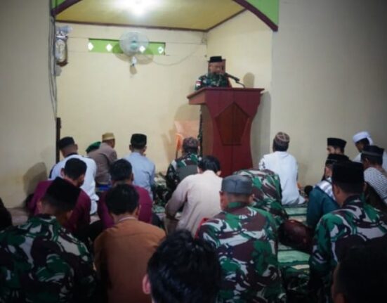 Satgas Pamtas RI-Mly Yonzipur 5/ABW Laksanakan Sholat Idul Adha Dan Sembelih Hewan Qurban di Masjid Tertua Badau