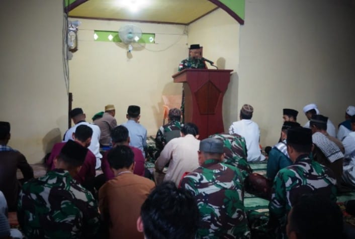 Satgas Pamtas RI-Mly Yonzipur 5/ABW Laksanakan Sholat Idul Adha Dan Sembelih Hewan Qurban di Masjid Tertua Badau