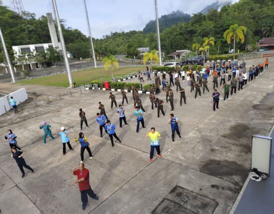 Satgas Pamtas RI-Malaysia Yonkav 12/BC Laksanakan Senam Pagi Bersama Masyarakat Perbatasan