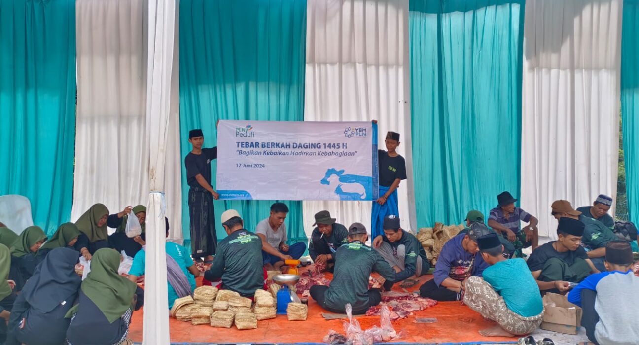Bagikan Daging Kurban Srikandi PLN UP3 Garut Ke Masyarakat Pondok Pesantren