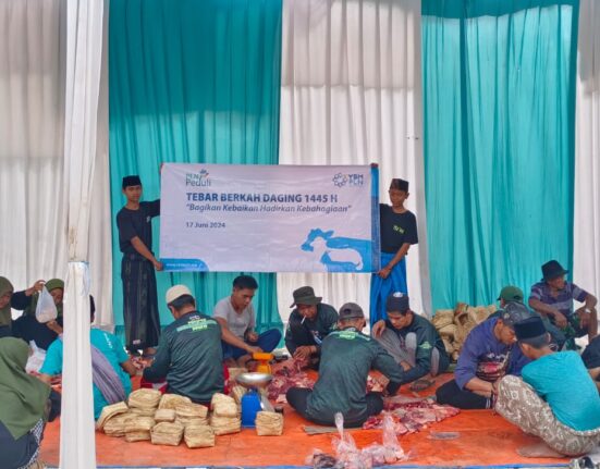 Bagikan Daging Kurban Srikandi PLN UP3 Garut Ke Masyarakat Pondok Pesantren