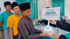 Bagikan Daging Kurban Srikandi PLN UP3 Garut Ke Masyarakat Pondok Pesantren