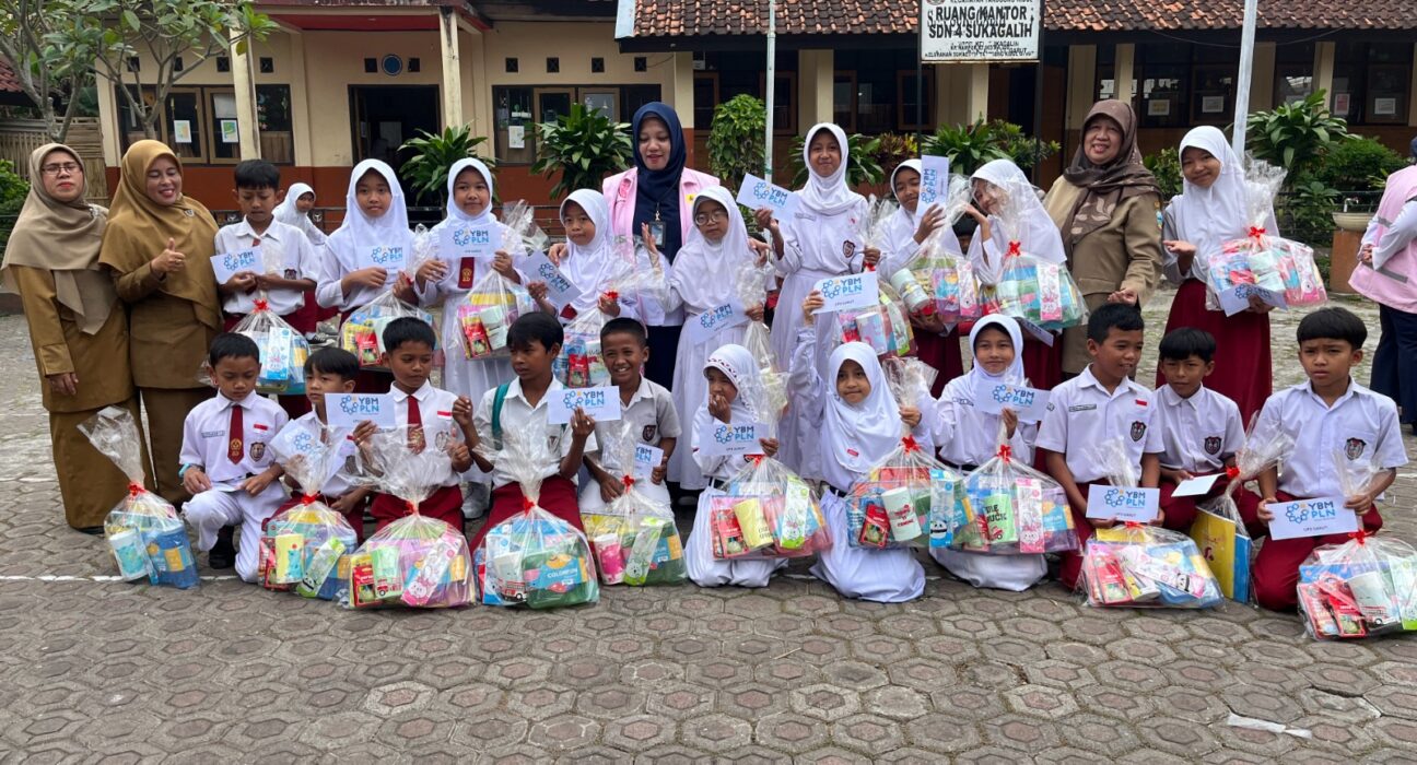 Jelang Hari Anak Nasional, YBM PLN Berkolaborasi Bersama Srikandi PLN UP3 Garut Salurkan Paket Perlengkapan Sekolah Kepada Siswa Siswi Berprestasi di SDN 3 dan SDN 4 Sukagalih