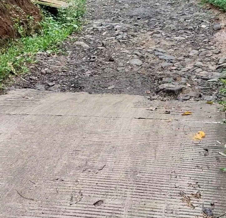 JALAN  RUSAK PARAH DI DESA MEKARWANGI SUDAH 10 TAHUN