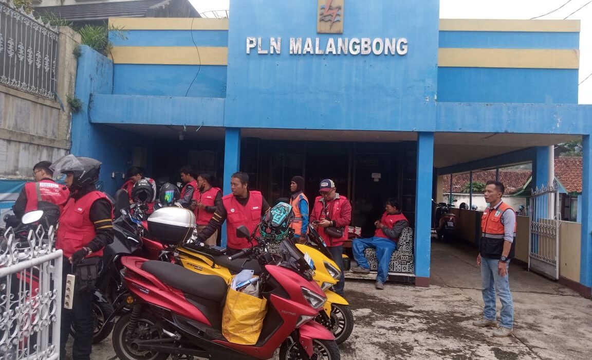 PLN UP3 Garut Hadirkan SPKLU dan SPLU Untuk Kenyamanan Komunitas EBBC Touring Motor Listrik Bandung - Yogyakarta