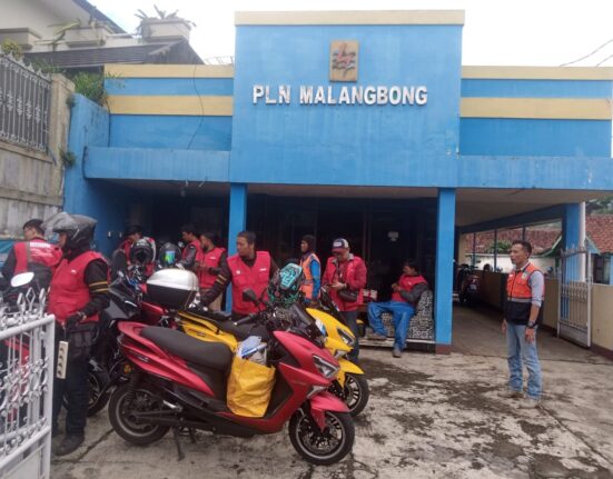 PLN UP3 Garut Hadirkan SPKLU dan SPLU Untuk Kenyamanan Komunitas EBBC Touring Motor Listrik Bandung - Yogyakarta