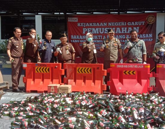 Satpol PP Garut Limpahkan 8.443 Botol Miras Untuk Di Musnahkan