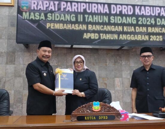Pj Bupati Garut Sampaikan Nota Pengantar 3 Raperda dan Rancangan KUA-PPAS 2025
