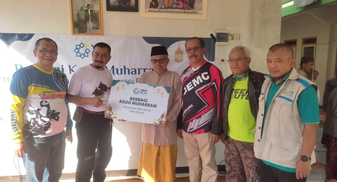 Berbagi Kado Muharram pada Hari Anak Nasional, YBM PLN Salurkan Bantuan kepada Santri Yatim Dhuafa di Pondok Pesantren Manarul Huda Limbangan