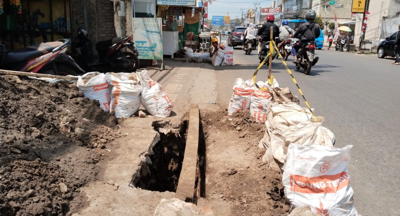 Para Pemborong Galian Kabel PLN Merusak Area Lingkungan Kab Bandung