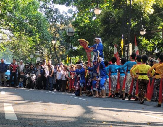 Sejak Subuh, Antusias Ribuan Orang Meriahkan Pawai Kendaraan Hias HJKB 2024