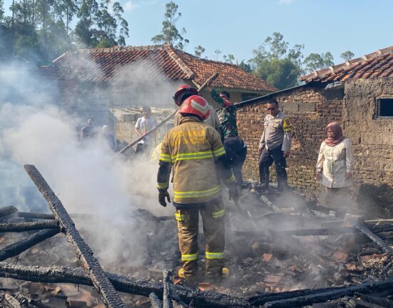 Si Jago Merah Melahap 1 Rumah Di Desa Lebakmuncang