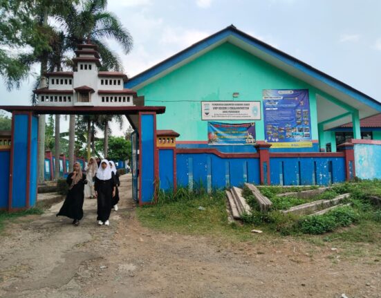 REHABILITASI RUANG KELAS SMP NEGERI 2 CIKALONG WETAN, DIDUGA JADI AJANG BANCAKAN