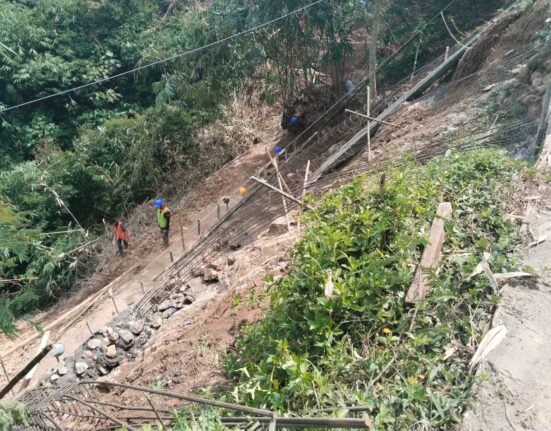 PEMBANGUNAN BANGUNAN PELENGKAP JALAN TPT DI DESA CIKONENG DIDUGA BERMASALAH