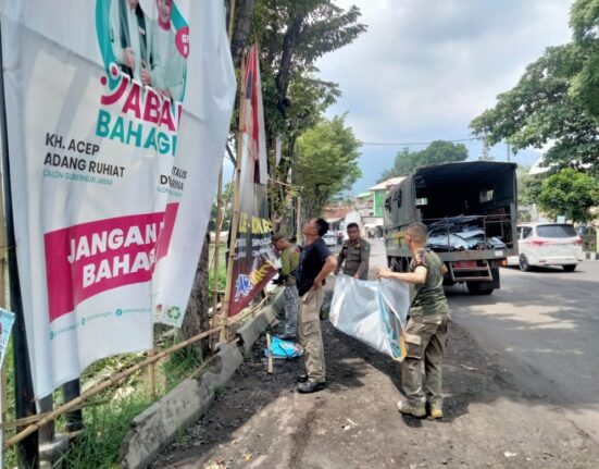 TIM GABUNGAN MULAI TERTIBKAN APK DI GARUT JELANG MASA TENANG PILKADA 2024