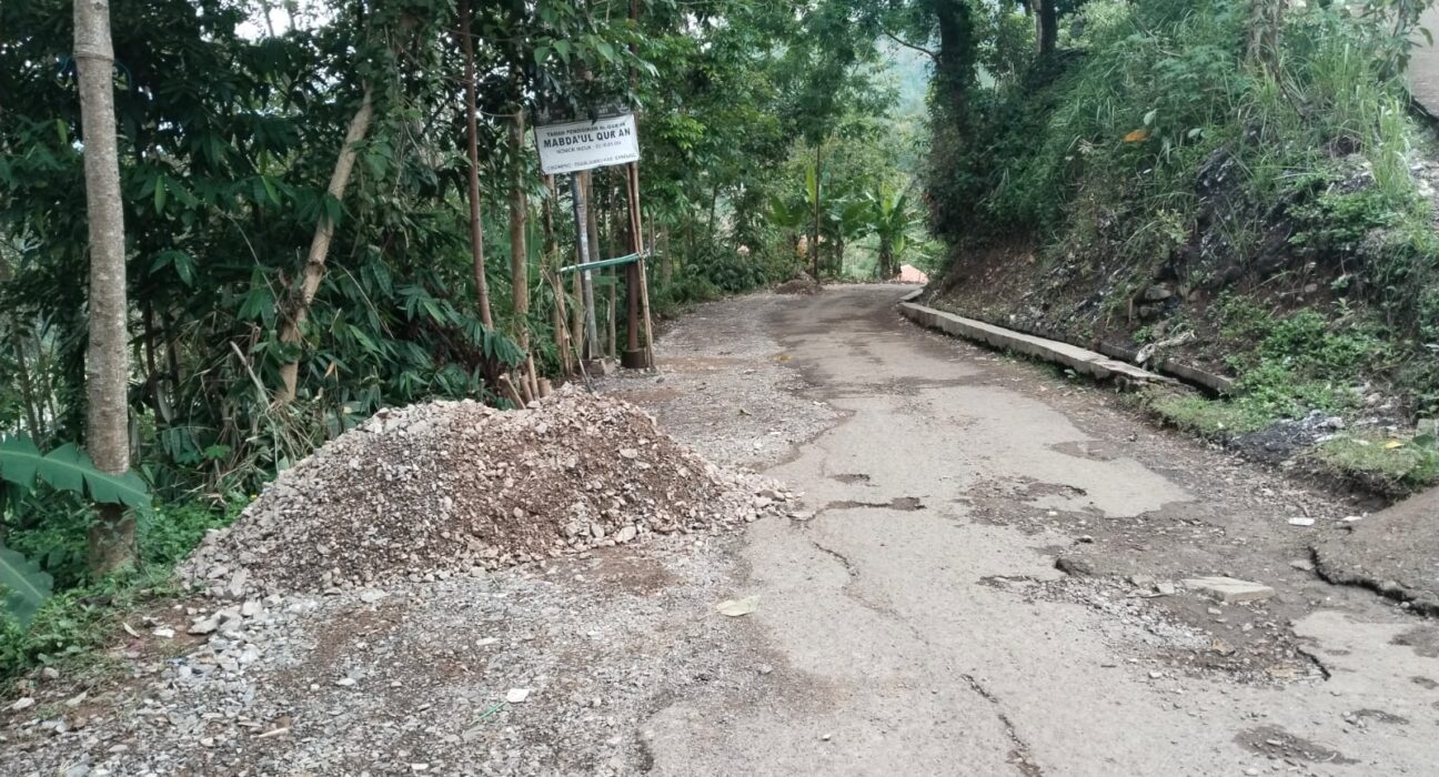 PEKERJAAN REKONTRUKSI JALAN RANCASAMPIH-CIKONENG DIDUGA BIAR KONDUSIF CARI BEKINGAN GA TANGGUNG-TANGGUNG