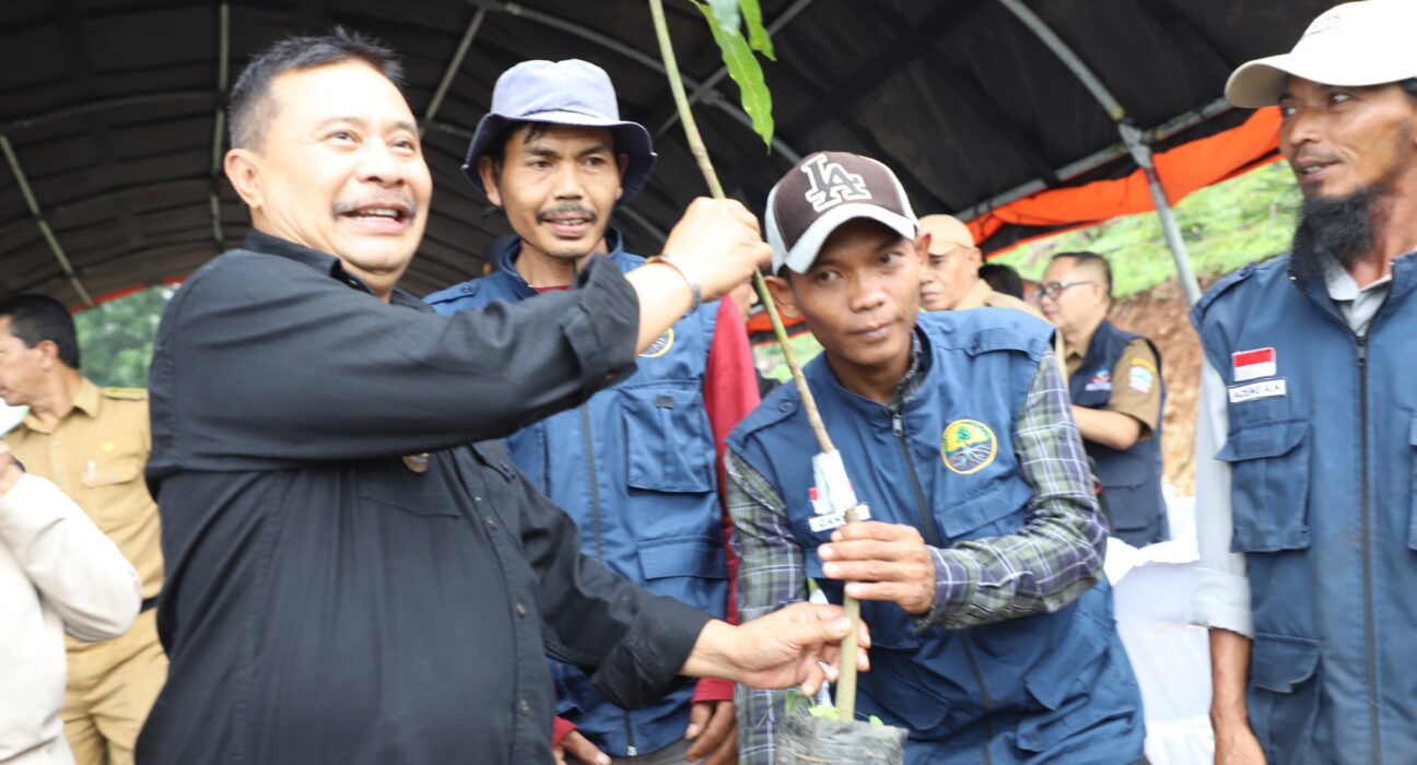 Pj Bupati Garut Luncurkan Program Ketahanan Pangan Kawasan Hutan di Desa Harumansari