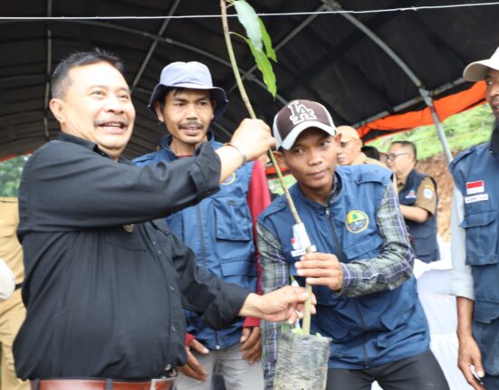Pj Bupati Garut Luncurkan Program Ketahanan Pangan Kawasan Hutan di Desa Harumansari