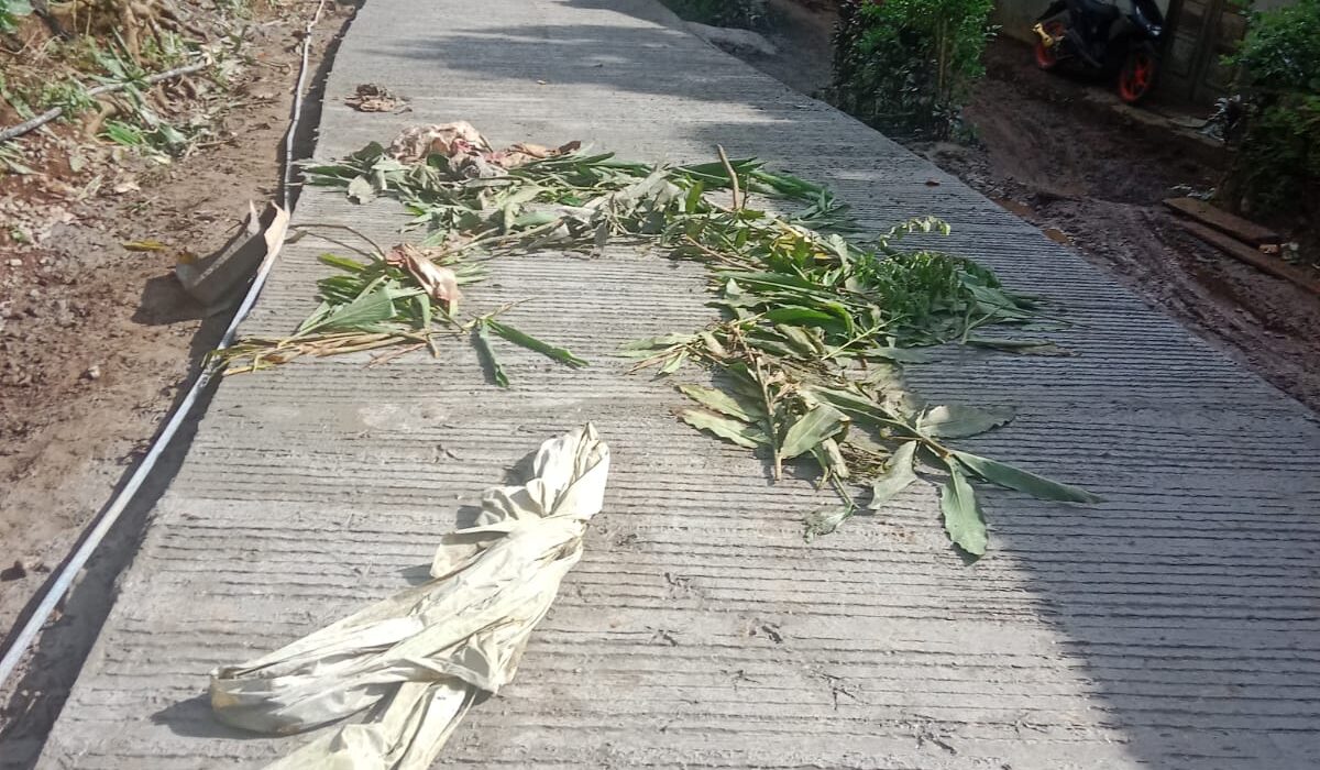 Kegiatan Pengecoran Beton Poros Jalan Desa Cisaranten Kec Cikadu