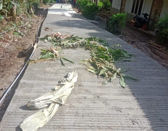Kegiatan Pengecoran Beton Poros Jalan Desa Cisaranten Kec Cikadu