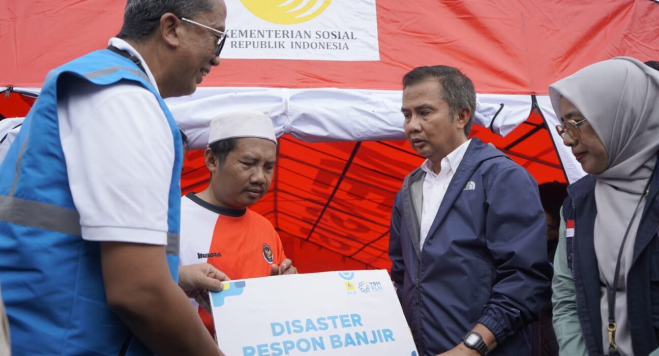 PLN Salurkan Bantuan Untuk Korban Banjir di Sukabumi