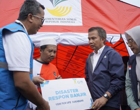 PLN Salurkan Bantuan Untuk Korban Banjir di Sukabumi