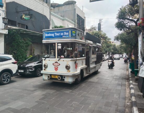 Bus Bandros Merupakan Ikon Transportasi Kota Bandung