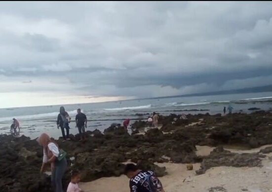 Libur Lebaran, Ribuan Pengunjung Serbu Wisata Pantai Rancabuaya Garut Selatan