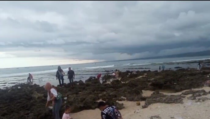 Libur Lebaran, Ribuan Pengunjung Serbu Wisata Pantai Rancabuaya Garut Selatan