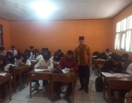 PROGRAM KEGIATAN BELAJAR MENGAJAR DI (PKBM) NURUL FALAH, 60 PERTA LAKSANAKAN UAS
