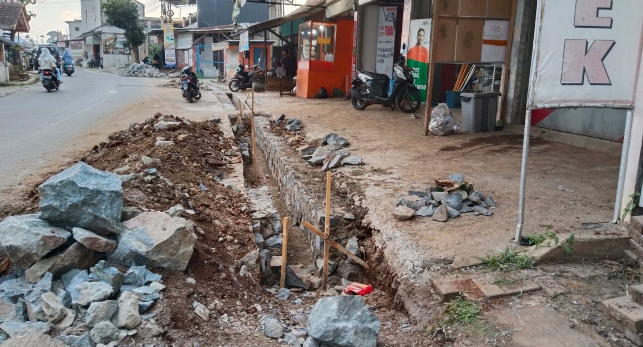 Perbaikan Saluran Drainase Dan TPT Sedang Di Lakukan Di Wilayah Arjasari