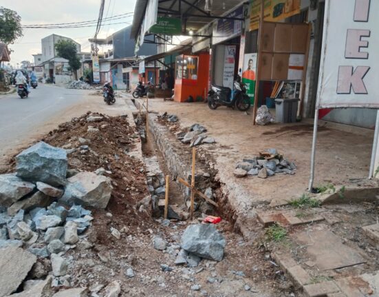 Perbaikan Saluran Drainase Dan TPT Sedang Di Lakukan Di Wilayah Arjasari