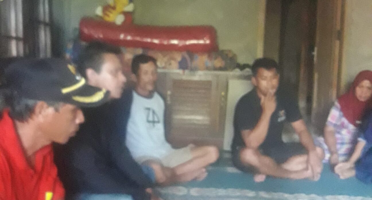 Tugas guru dalam mendidik moral siswa sangatlah penting, meliputi penanaman nilai-nilai moral, bimbingan etika, dan dan mejadi contoh prilaku yang baik. Selain itu, guru juga harus mampu membimbing siswa dalam mengembangkan keterampilan sosial dan emosiona.