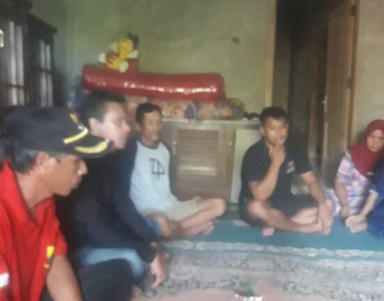Tugas guru dalam mendidik moral siswa sangatlah penting, meliputi penanaman nilai-nilai moral, bimbingan etika, dan dan mejadi contoh prilaku yang baik. Selain itu, guru juga harus mampu membimbing siswa dalam mengembangkan keterampilan sosial dan emosiona.