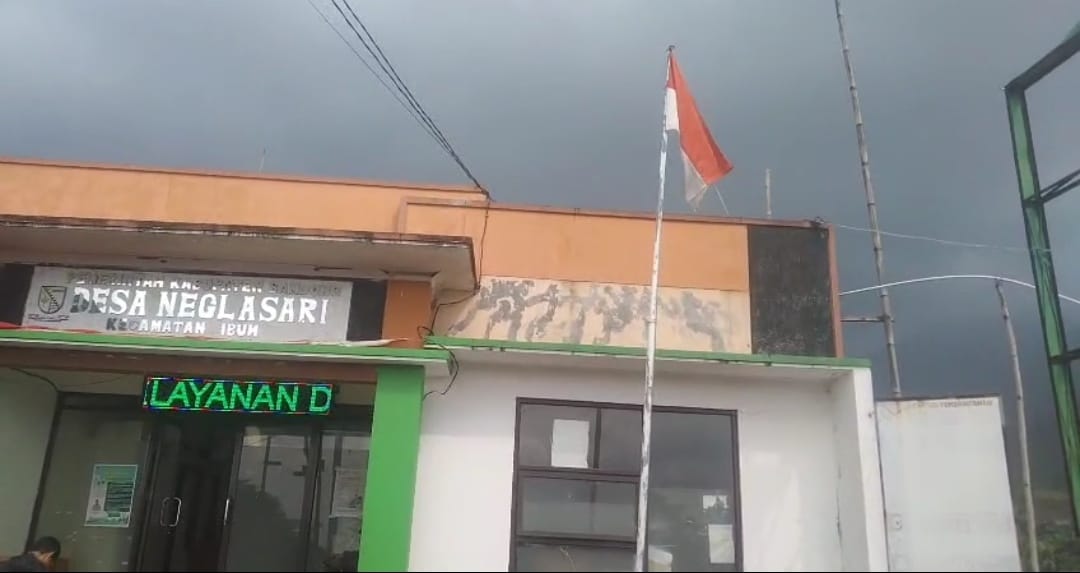Anggaran Miliyaran Bendera Sang Saka Merah Putih Robek Dan Kusam Di Biarkan Berkibar Di Desa Neglasari