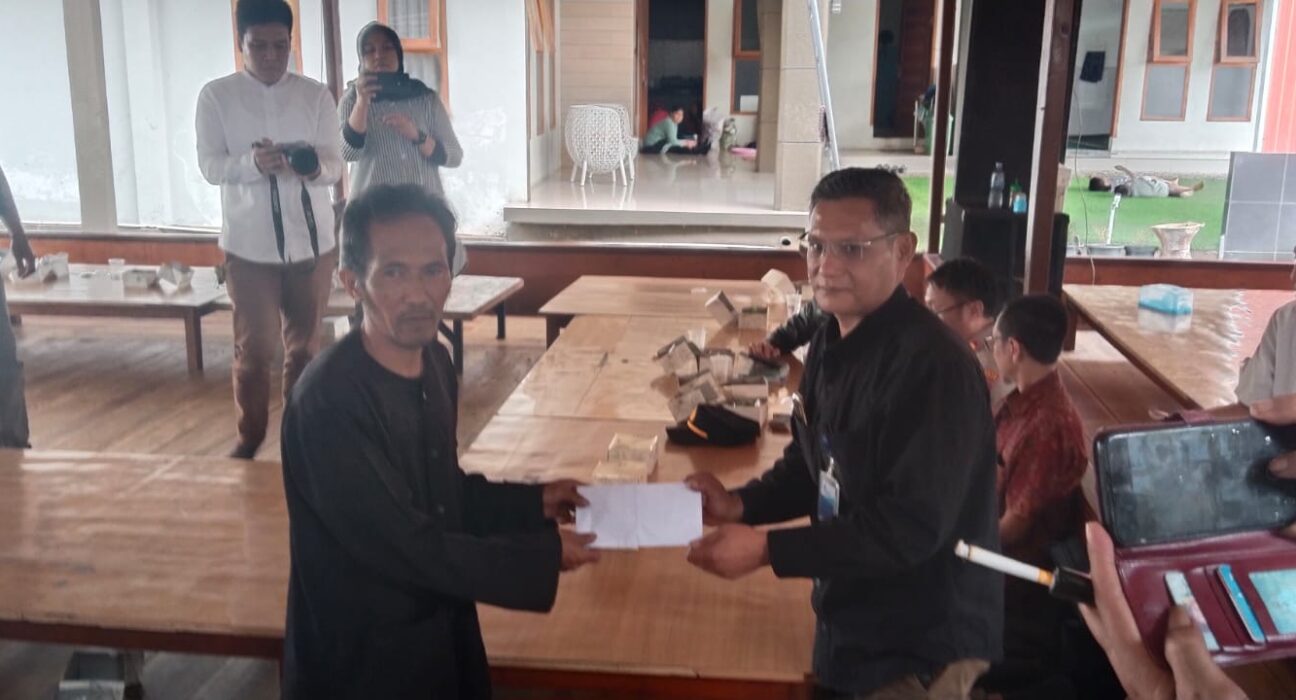 Direktur Teknik Perumda Air Minum Tirta Raharja Edukasi Paguyuban Rahayu Serta Masyarakat