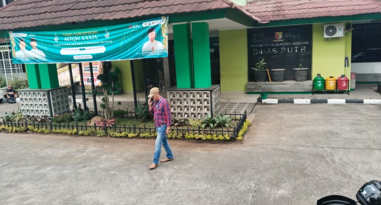 PUTR Kab Bandung Bersama Kontraktor Acuhkan KIP Di Pembangunan TPT