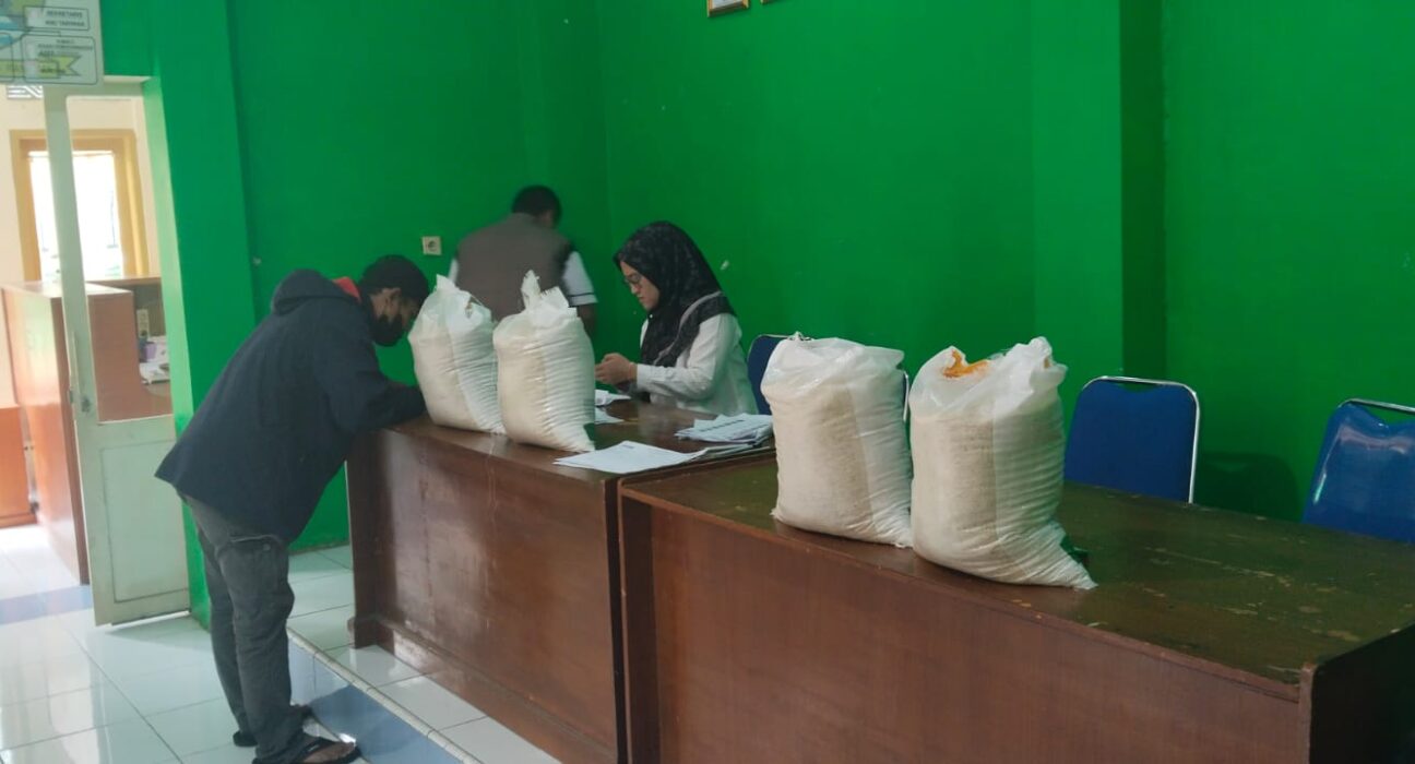 Penyaluran Bantuan Beras Bulog Di Desa Mangunjaya Berjalan Lancar Dan Tepat Sasaran