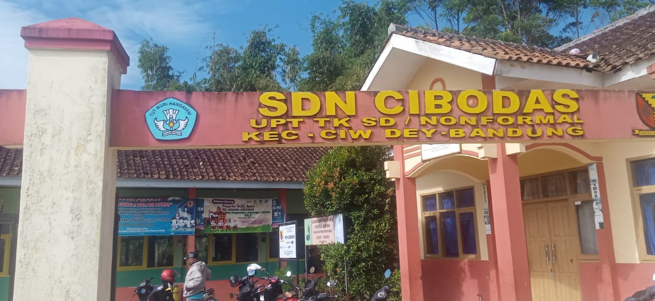 PIHAK SEKOLAH SDN CIBODAS KECAMATAN CIWIDEY, SEOLAH ENGGAN BERTEMU DENGAN WARTAWAN
